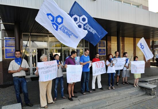Democratic Alliance conducts picket by National Commission on Utilities