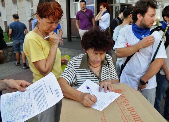 Democratic Alliance conducts picket by National Commission on Utilities