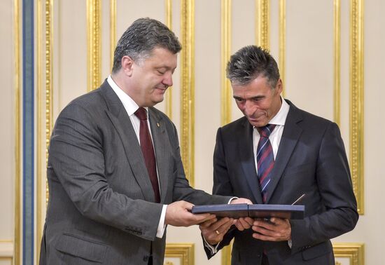 Poroshenko meets with NATO Secretary General Rasmussen