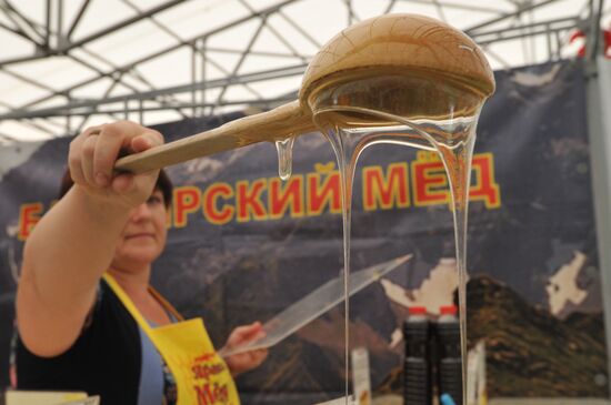 Honey fair at Kolomenskoye Museum and Reserve