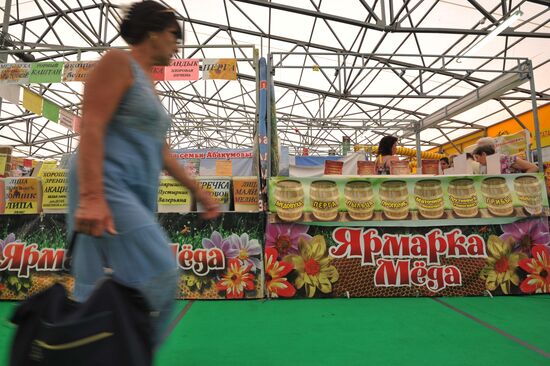 Honey fair at Kolomenskoye Museum and Reserve