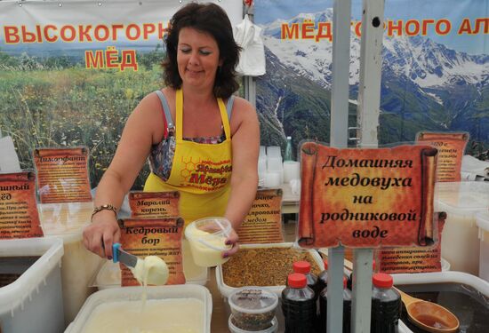 Honey fair at Kolomenskoye Museum and Reserve