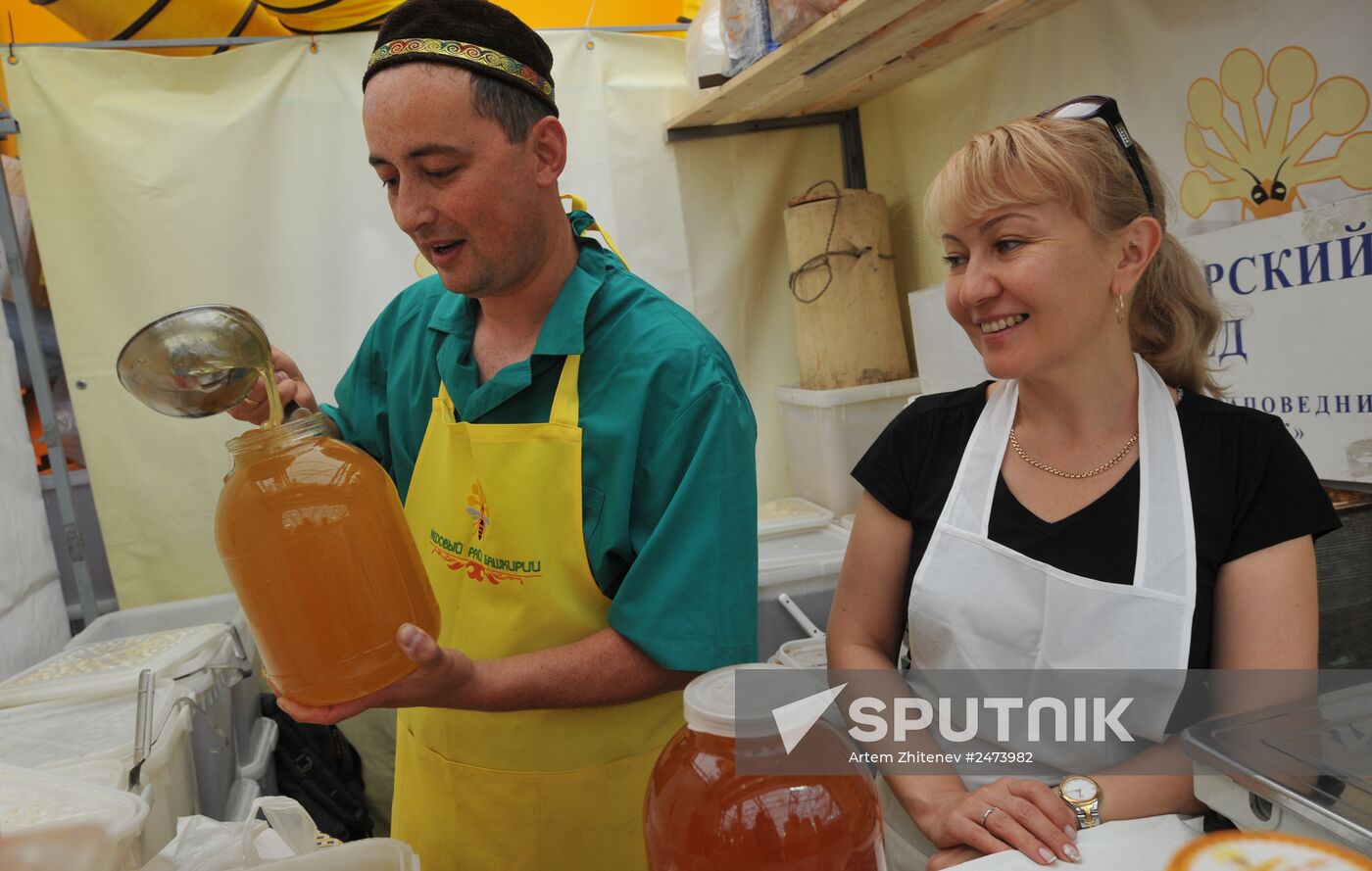 Honey fair at Kolomenskoye Museum and Reserve