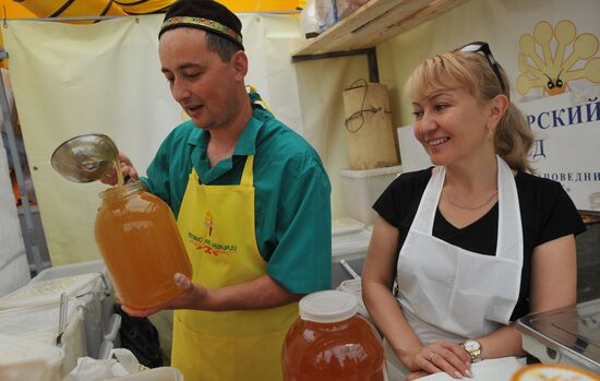 Honey fair at Kolomenskoye Museum and Reserve