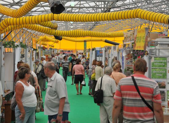Honey fair at Kolomenskoye Museum and Reserve