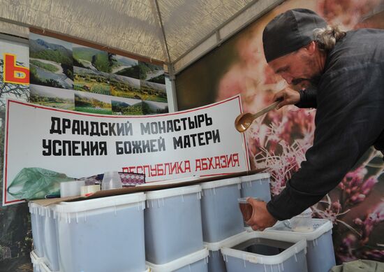Honey fair at Kolomenskoye Museum and Reserve