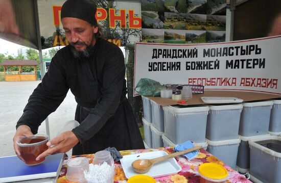 Honey fair at Kolomenskoye Museum and Reserve