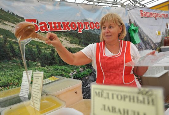 Honey fair at Kolomenskoye Museum and Reserve