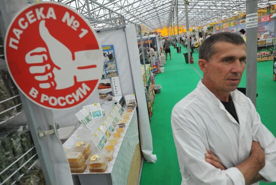Honey fair at Kolomenskoye Museum and Reserve