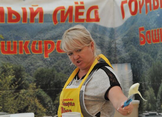 Honey fair at Kolomenskoye Museum and Reserve