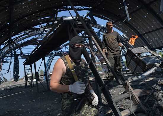 Lugansk People's Republic militia take over Dolzhansky border crossing point on Russian border