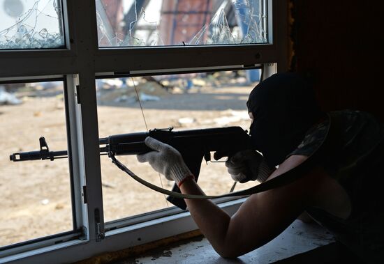 Lugansk People's Republic militia take over Dolzhansky border crossing point on Russian border