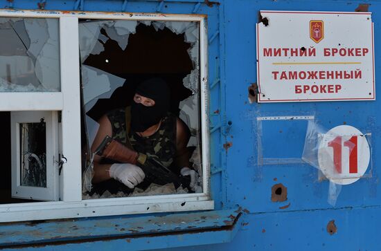 Lugansk People's Republic militia take over Dolzhansky border crossing point on Russian border