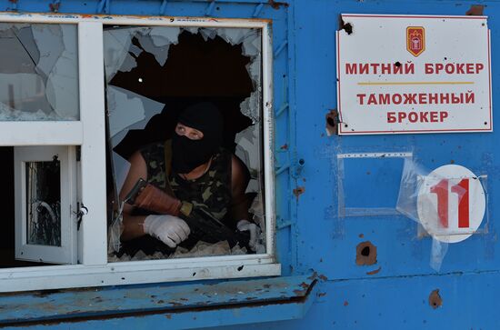 Lugansk People's Republic militia take over Dolzhansky border crossing point on Russian border