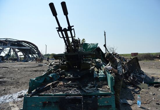 Lugansk People's Republic militia take over Dolzhansky border crossing point on Russian border
