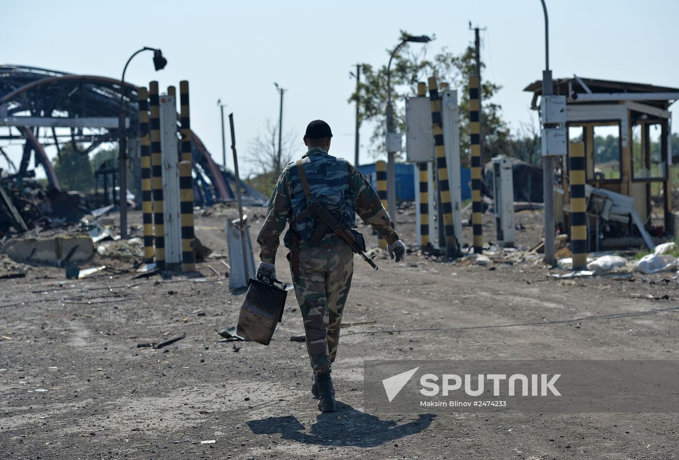 Lugansk People's Republic militia take over Dolzhansky border crossing point on Russian border