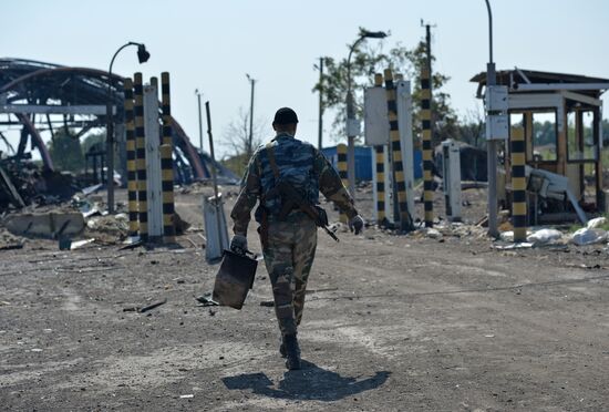 Lugansk People's Republic militia take over Dolzhansky border crossing point on Russian border