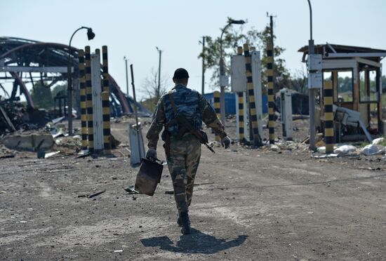Lugansk People's Republic militia take over Dolzhansky border crossing point on Russian border