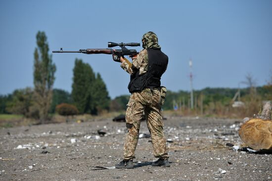 Lugansk People's Republic militia take over Dolzhansky border crossing point on Russian border