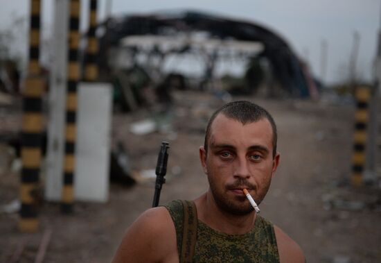 Lugansk People's Republic militia take over Dolzhansky border crossing point on Russian border