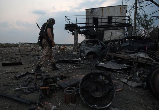 Lugansk People's Republic militia take over Dolzhansky border crossing point on Russian border