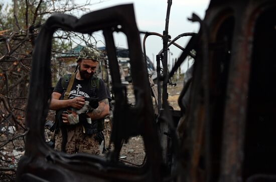 Lugansk People's Republic militia take over Dolzhansky border crossing point on Russian border