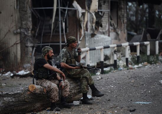 Lugansk People's Republic militia take over Dolzhansky border crossing point on Russian border