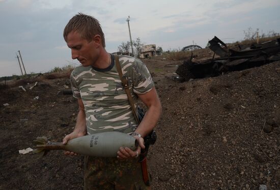 Lugansk People's Republic militia take over Dolzhansky border crossing point on Russian border