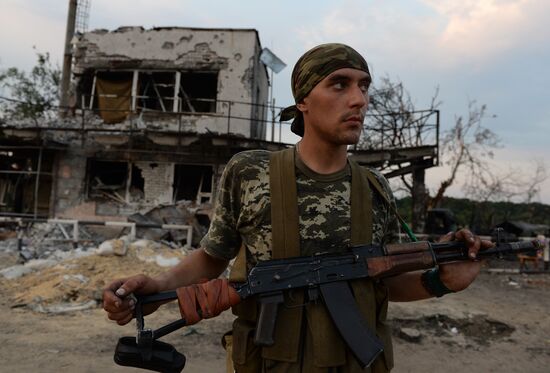 Lugansk People's Republic militia take over Dolzhansky border crossing point on Russian border