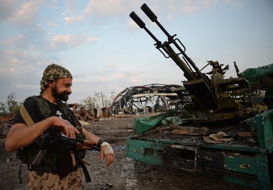 Lugansk People's Republic militia take over Dolzhansky border crossing point on Russian border