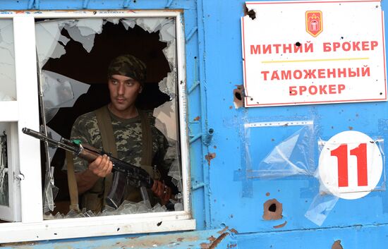 Lugansk People's Republic militia take over Dolzhansky border crossing point on Russian border