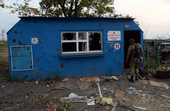 Lugansk People's Republic militia take over Dolzhansky border crossing point on Russian border