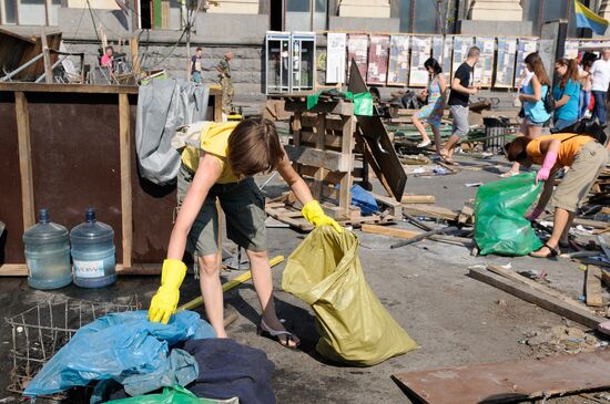 Barricades cleared in Kiev's Maidan square