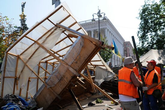 Barricades cleared in Kiev's Maidan square