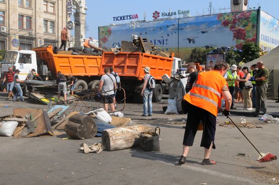 Barricades cleared in Kiev's Maidan square