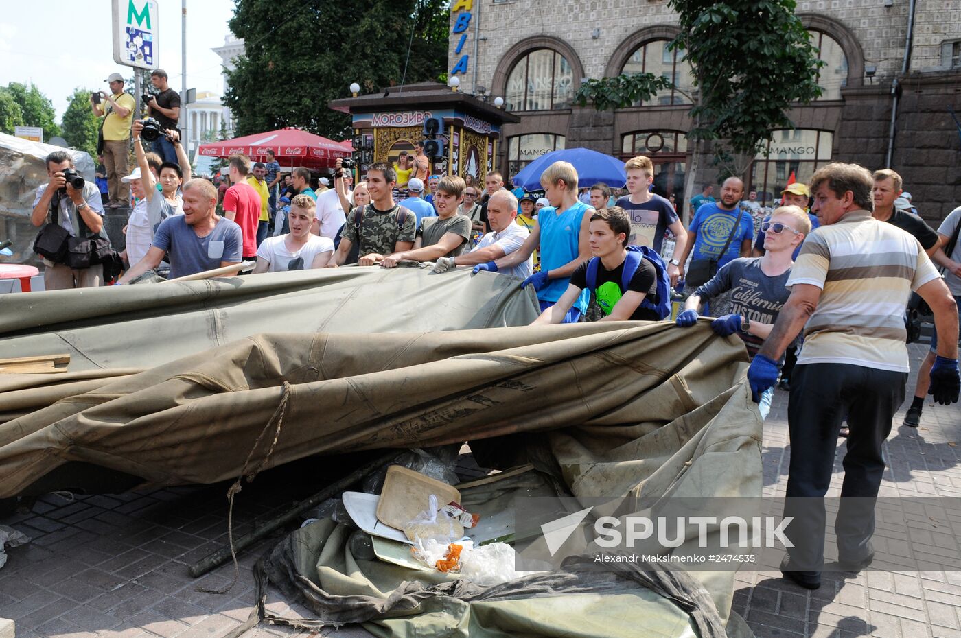 Barricades cleared in Kiev's Maidan square