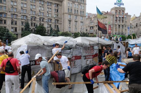 Barricades cleared in Kiev's Maidan square