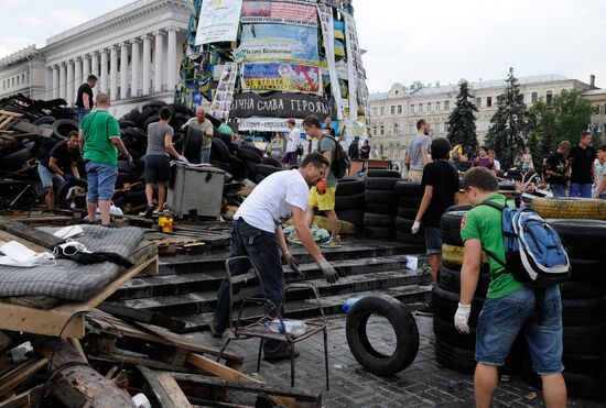 Barricades cleared in Kiev's Maidan square