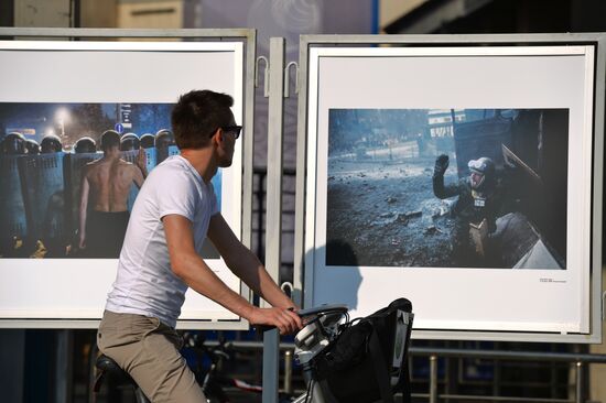 Exhibition of photos by press photographer Andrei Stenin