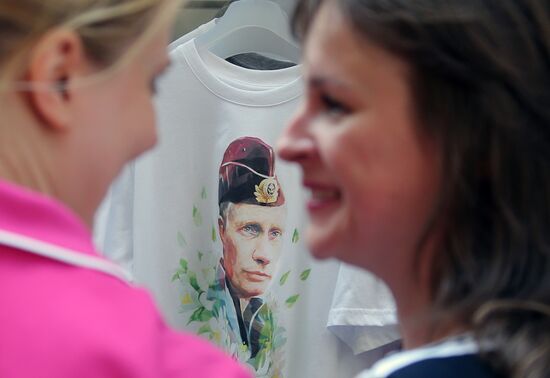 Sales of T-shirts with picture of Vladimir Putin started in GUM