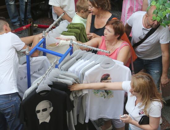Sales of T-shirts with picture of Vladimir Putin started in GUM