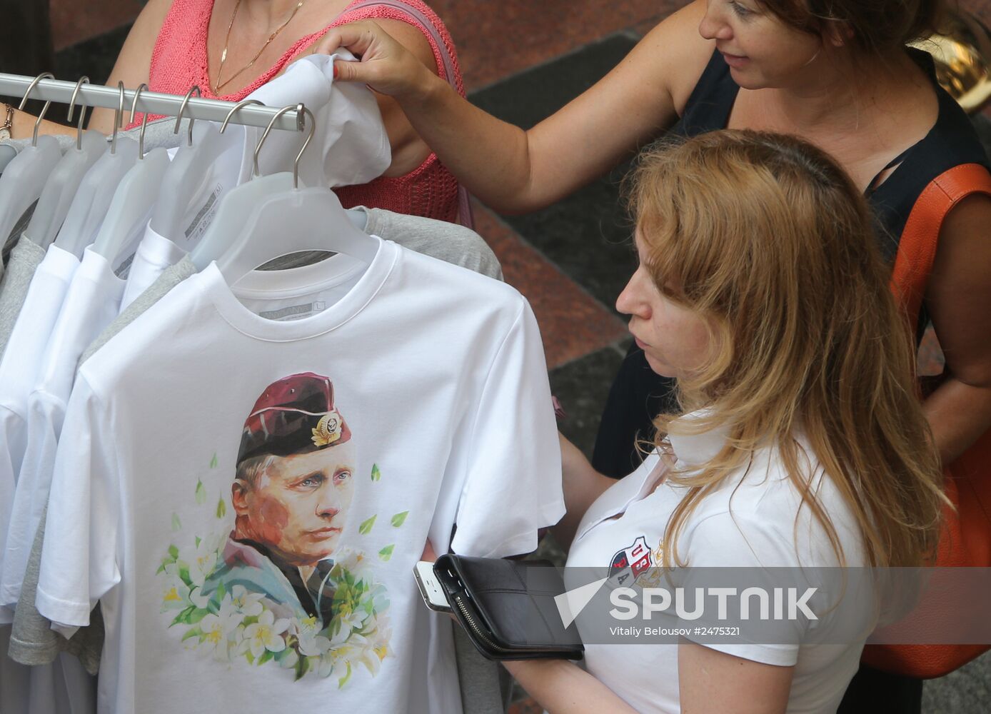 Sales of T-shirts with picture of Vladimir Putin started in GUM
