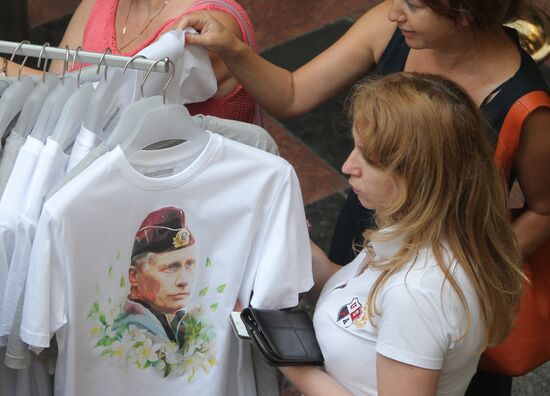 Sales of T-shirts with picture of Vladimir Putin started in GUM