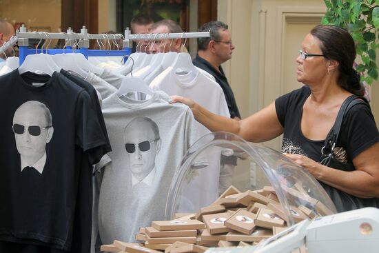 Sales of T-shirts with picture of Vladimir Putin started in GUM