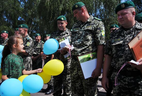 Meeting Ukrainian frontier guards on their return from operational zone