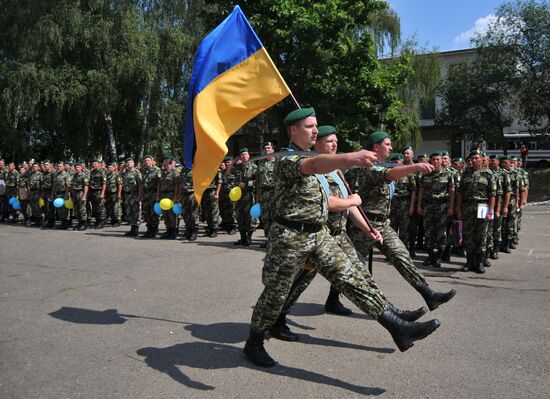 Meeting Ukrainian frontier guards on their return from operational zone