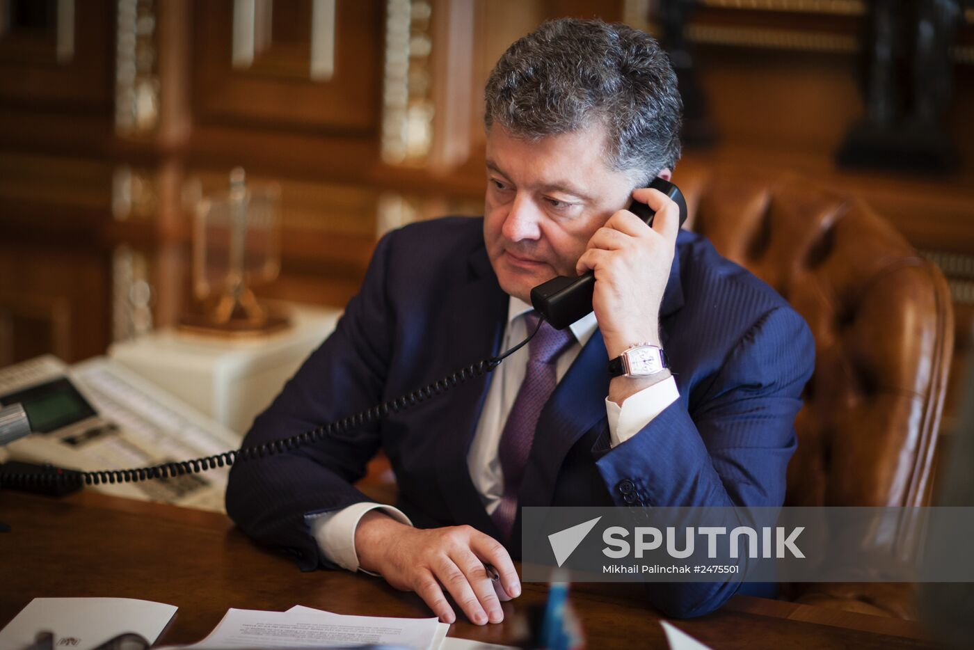 Petro Poroshenko speaks with Barack Obama