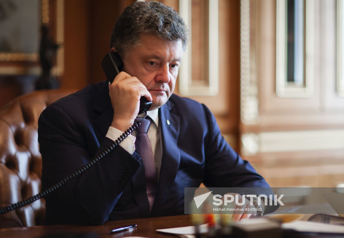 Petro Poroshenko speaks with Barack Obama