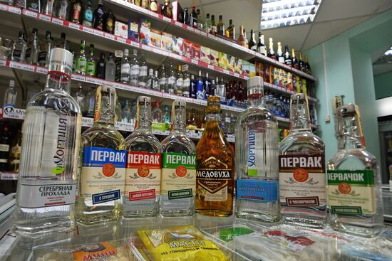 Russia suspends import of Ukraine's alcohol