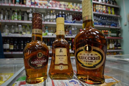 Russia suspends import of Ukraine's alcohol